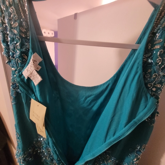 Ladies Beaded Dress - Picture 7 of 8